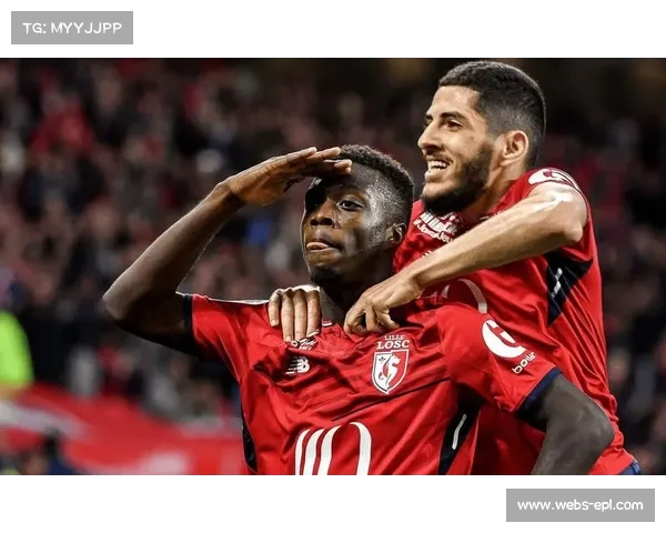 马赛球迷远征里尔,赛前和平游行展示标语“足球无暴力” 马赛球迷远征里尔,赛前和平游行展示标语“足球无暴力”